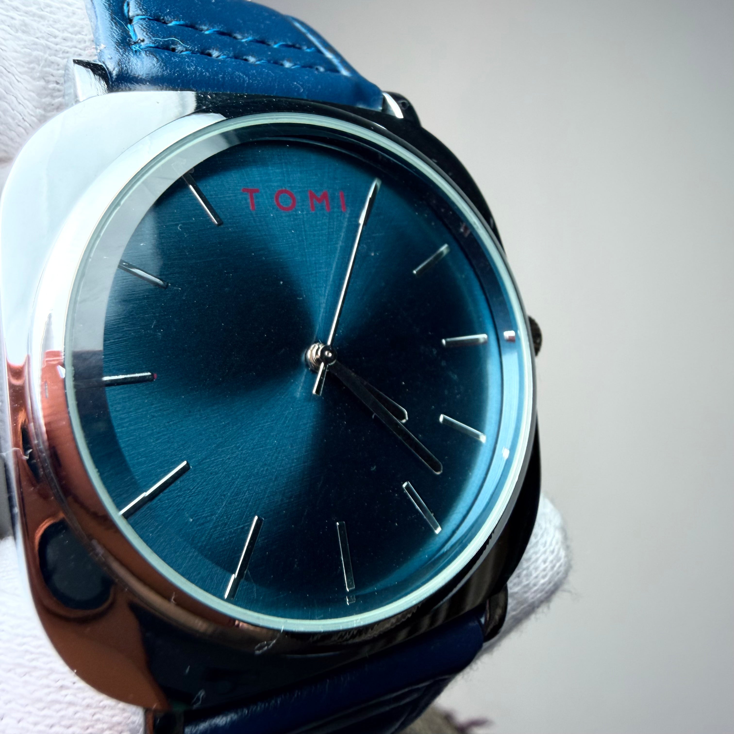 TOMI Midnight Blue Classic Watch – Silver Case with Navy Strap